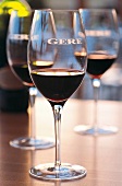 Gläser mit Rotwein aus Ungarn: Cuvée Kópar von Attila Gere