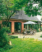 Einfamilienhaus mit Terrasse und Gartenplatz im Sommer
