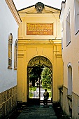 Eingang Sebastiansfriedhof in Salzburg, Grab von Familie Mozart