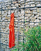 Steinwand als Sichtschutz auf der Terrasse