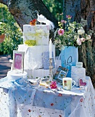 Hochzeitstisch mit bunten Geschenken 