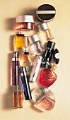 Mehrere Marken-Parfums liegen nebeneinander, Parfümflaschen