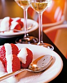 süße Erdbeeren mit Sahne auf Teller serviert, Zucker, Nachspeise