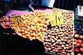 Aprikosen und Litchis am Marktstand 
