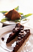 Schokoladenkuchen mit Blaubeeren und Maronencreme-Pyramide