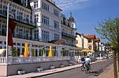 Fassade des "Ahlbecker Hofs" auf Usedom mit Promenade