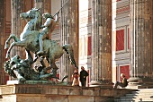 Schinkels Altes Museum in Berlin mit Ionischen Säulen und Reiterskulpur