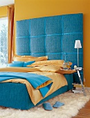 Schlafzimmer in  Gelb und Blau großes Betthaupt
