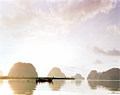 Thailand: "James-Bond-Islands" nahe Phuket bei Sonnenuntergang