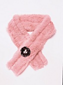 Schal aus rosanem Fell mit einem großen Knopf