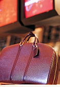 Reisetasche "Louis Vuitton Helanga" von der Seite