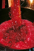 Produktionsschritt bei der Weinabfüllung