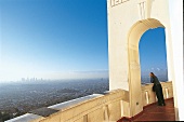 Blick vom Griffith Observatory auf Los Angeles Downtown im Dunst