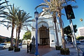 Das Lokal "Eurochow" mit imposantem Portal und Palmen, Los Angeles