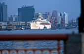 Shanghai - Blick über den Huang Pu Fluß auf Kreuzfahrtschiff im Hafen