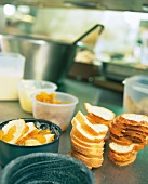 Brioche-Scheiben werden in drei Lagen in Dessertförmchen geschichtet