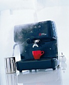 Espresso-Maschine Nuova Simonelli "Oscar" mit Dampf und roter Tasse