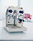Espresso-Maschine ECM "Technika II", mit weißer Tasse