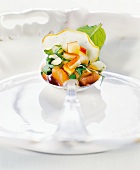 Apfel-Minze-Salat, Calvados-Karamell und Apfelkompott, im Löffel serviert