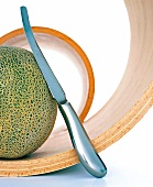 Das Spezialmesser "Mestro" mit gebogener Klinge, eine Melone