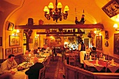 Das Restaurant "zur Goldenen Kugel" mit Gästen am Abend, Marienbad