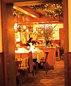 Das Gasthaus "Schweizer Wirt" mit Gästen in Lenggries, Bayern