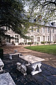 Das Château de Noirieux, Park mit Tischen und Bänken aus Stein