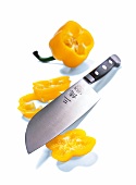 Japan-Messer mit gelber Paprika 