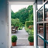 Blick in den Garten auf die Terrasse von der Küche aus.