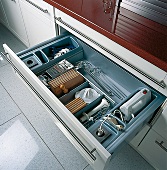 Große Schublade in der Küchenzeile mit integrierten Steckdosen.
