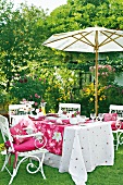 Gedeckter Tisch im Garten im Sommer Gartenplatz, Sommerfest