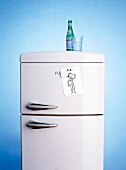 Kühlschrank mit Diät-Zettel, Erfolg Mineralwasser auf dem Schrank