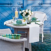 festlich gedeckter Tisch zum Abend auf Terrasse im Garten, Sommer