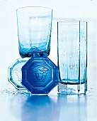 Mundgeblasene Gläser in hellblau und in kobaltblau