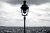 Weitblick über Paris vorbei an einer Laterne, Montmartre, Wolkenmeer