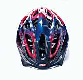 Ein schwarz-rot-blauer Fahrradhelm 