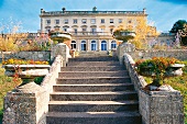 Landsitz und Hotel "Cowley Manor" mit Park und Steintreppe, Cotswolds