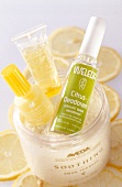 Verschiedene Hautpflegeprodukte mit Zitronensäuren
