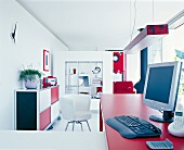 Rot-weiß eingerichtetes Büro in einer Bürobox