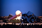 Futuristische Architektur: Kinopark "Futuroscope" bei Nacht, Frankreich