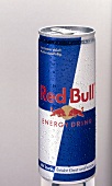 Dose Red Bull mit einem Strohhalm: Energy-Drink