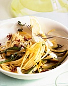 Zitronen-Spaghetti mit Feta und Zucchini, Olivenpaste