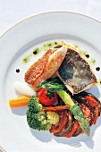 Essen, Gegrillter Fisch mit Gemüse Fische, grüner Spargel, Möhren