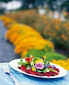 Salat aus Roter Bete, Wildkräutern und Blüten