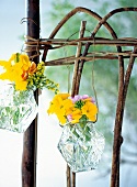 Blumen in Vasen am Weidenzaun gelbe, Drahtschlaufen, Zaun