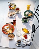 Gedeckter Frühstückstisch für 4, versch. Gerichte, ohne Tischdecke