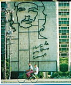 Kuba: Denkmal für Che Guevara in Havanna, Jugendliche auf Fahrrad