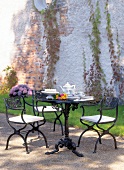 Gartenmöbel aus Gusseisen, gedeckter Kaffeetisch im Garten