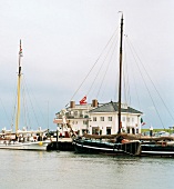 Yachten und Fischkutter im Hafen Nordsee, Meer, in Oudeschild
