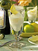Zitronensorbet mit Anislikör, Eis Fruchtsorbet mit Pernod im Glas